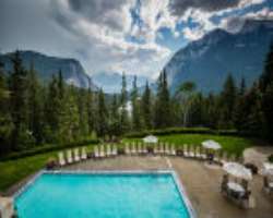 The hotel is a luxury facility which has 757 guest The hotel is a luxury facility which has 757 guest rooms, multiple dining rooms, ballroom, indoor swimming pools. Some restaurants also ocuppy the hot